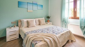 3 habitaciones, escritorio y tabla de planchar con plancha 