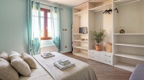 3 habitaciones, escritorio y tabla de planchar con plancha 