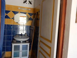 Dusche, Haartrockner, Handtücher, Toilettenpapier