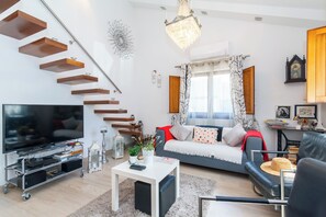 Télévision, lecteur de DVD, livres, vidéothèque