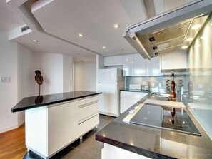 Refrigerador, microondas, horno, lavavajillas