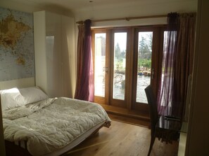 2 bedrooms, iron/ironing board, travel cot, free WiFi - SLEEPS 4-6  - Contemporary Oak Framed House Rural ANOB Nr Chiddingfold Open Plan (Chiddingfold)