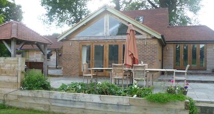 SLEEPS 4-6 - Contemporary Oak Framed House Rural ANOB Nr Chiddingfold Open Plan