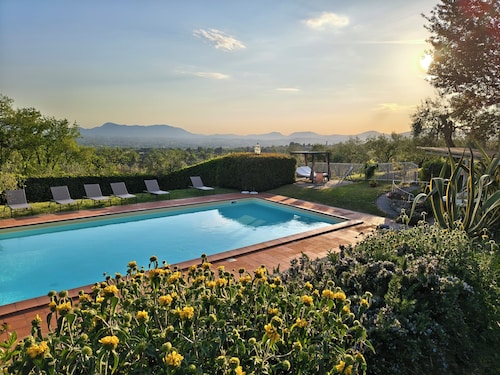 Huge Private Garden, AC in Bedrooms, Swimming Pool, Hot Tub and Wonderful Views