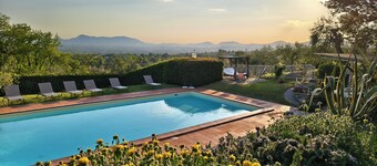 Huge Private Garden, AC in Bedrooms, Swimming Pool, Hot Tub and Wonderful Views