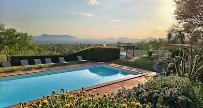 Huge Private Garden and pool, Hot Tub, Air-conditioned Bedrooms, Wonderful Views