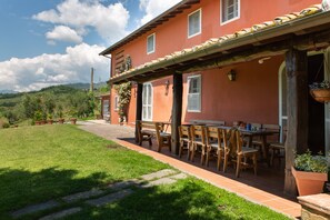 Outdoor dining - Huge Private Garden and pool, Hot Tub, Air-conditioned Bedrooms, Wonderful Views (Capannori)