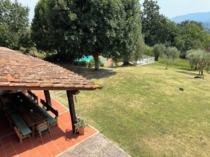 Outdoor dining - Huge Private Garden and pool, Hot Tub, Air-conditioned Bedrooms, Wonderful Views (Capannori)