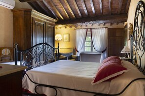 6 bedrooms, iron/ironing board, travel cot, free WiFi - Huge Private Garden and pool, Hot Tub, Air-conditioned Bedrooms, Wonderful Views (Capannori)