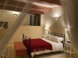 5 makuuhuonetta, tallelokero huoneessa, työpöytä, silitysrauta/-lauta