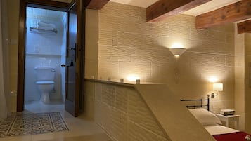 5 bedrooms, in-room safe, desk, iron/ironing board