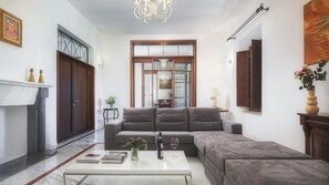 Cheminée, table de tennis de table, chaîne hi-fi