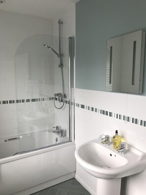 Ensemble douche/baignoire, sèche-cheveux, serviettes fournies, savon