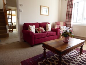 Smart TV, fireplace, DVD player, books - Spacious House 3 ensuite bedrooms, sleeps 6, Centre of Helmsley, Pet friendly,  (Helmsley)