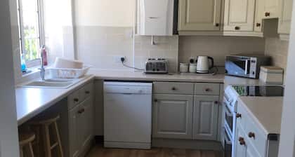 Amplia casa de 3 habitaciones con baño, capacidad para 6 personas, centro de Helmsley, admite mascotas,