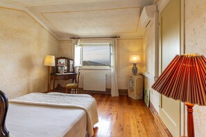 4 chambres, coffres-forts dans les chambres, bureau