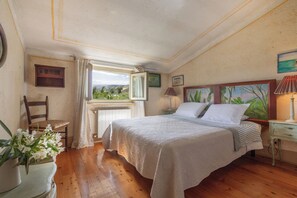 4 bedrooms, in-room safe, desk, iron/ironing board