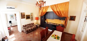 Fernseher, Bücher, Stereoanlage