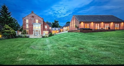 Stunning georgian manor, in 6 acres with hot tub & heated pool near silverstone