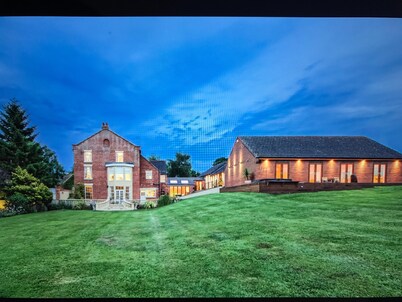 Stunning georgian manor, 6 acres hot tub heated pool near silverstone sleeps 20