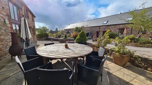 Outdoor dining - Wagtail Barn, South Devon, pet friendly with shared indoor pool & games room (Ipplepen)