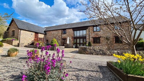 Wagtail Barn, South Devon, pet friendly with shared indoor pool & games room