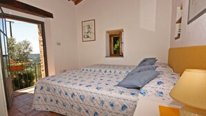 2 chambres, bureau, fer et planche à repasser, accès au Wi-Fi (inclus)