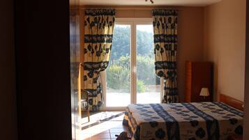 3 bedrooms, desk, iron/ironing board, travel crib