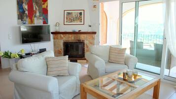 Télévision à écran plat, cheminée