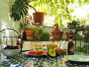 Outdoor dining - Authentically restored traditional Andalusian Mill house with private pool (Riogordo)