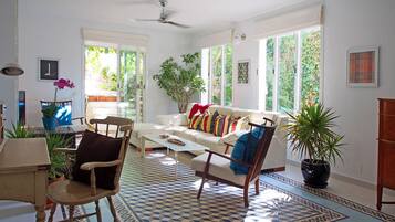 Una Smart TV, una chimenea, libros, un reproductor estéreo