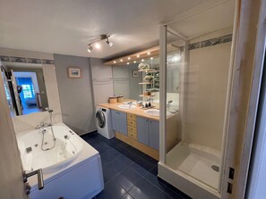 Duschwanne, Haartrockner, Handtücher