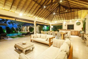 Outdoor dining - Villa Pascaline Bali (Mengwi)