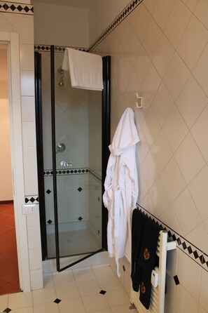 Combined shower/tub, hair dryer, bidet, towels - 80m², Todo Reformado, Fibra Wifi, Estação Central, Metrô a Poucos Minutos (Milano)