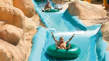 Piscine extérieure, chaises longues