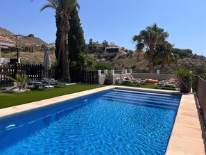 Piscine extérieure, chaises longues