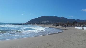 Una spiaggia nelle vicinanze, teli da spiaggia