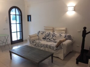 Fernseher, Kamin, Tischtennisplatte