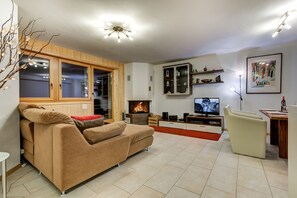 Fernseher, DVD-Player, Stereoanlage