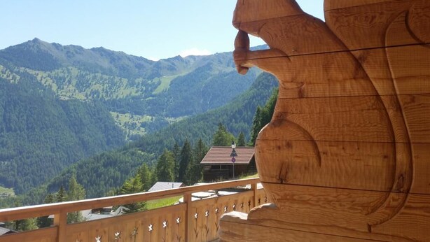 A wooden balcony railing overlooking a mountainous landscape. - Appartement Matins St Laurent 1b - La Tzoumaz, 4 Vallees (La Tzoumaz)