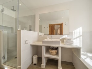 Badewanne, umweltfreundliche Kosmetikartikel, Haartrockner, Handtücher