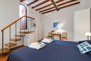 1 bedroom, iron/ironing board, internet, bed sheets - Piazza dei Satiri Apartment | In the heart of Rome (Roma)