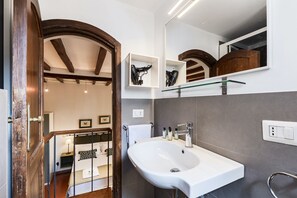 Dutxa, assecador de cabells, bidet i tovalloles