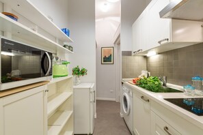 Fridge, microwave, stovetop, coffee/tea maker - Piazza dei Satiri Apartment | In the heart of Rome (Roma)