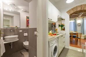 Shower, hair dryer, bidet, towels - Piazza dei Satiri Apartment | In the heart of Rome (Roma)