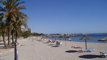 Beach nearby, sun-loungers, beach towels