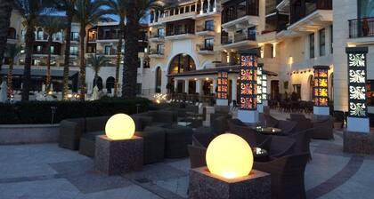 Brand New Luxury Frontline Apartment With Golf, Pool & Lake Views