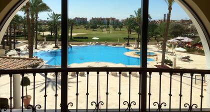 Brand New Luxury Frontline huoneisto Golf, Pool & järvinäköala