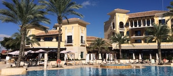 Brand New Luxury Frontline Apartment With Golf, Pool & Lake Views