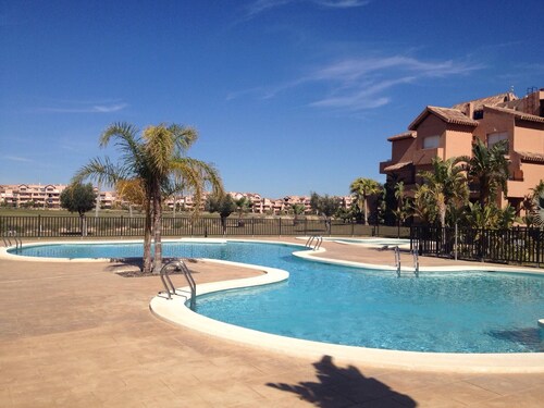 Brandneue FeWo in vorderster Reihe mit Golfplatz, Pool und Seeblick   